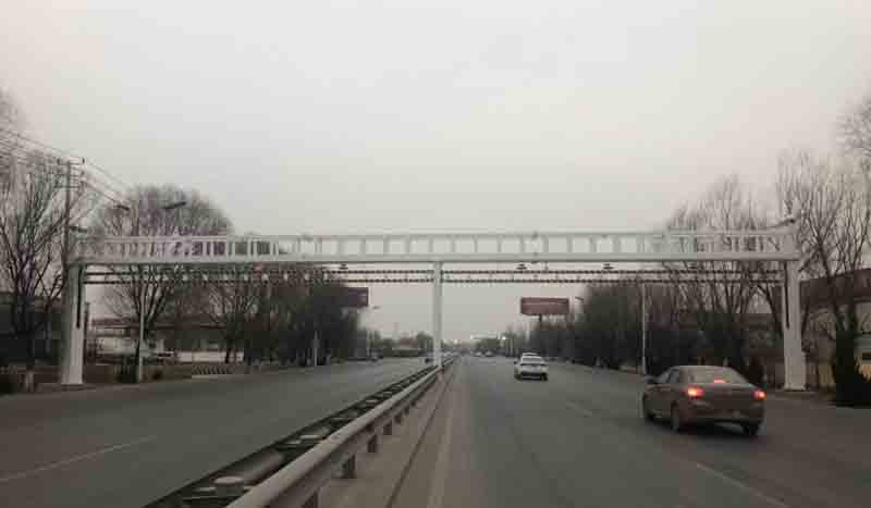 丽江公路限高杆